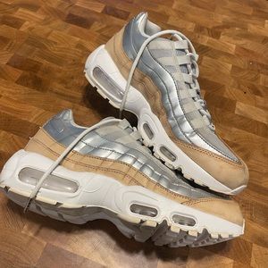 Gently used Nike Women’s Air Max 95 Platinum Size 8